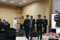 <b>华南虎案二审今天开庭 周正龙被带入法庭(图)</b>